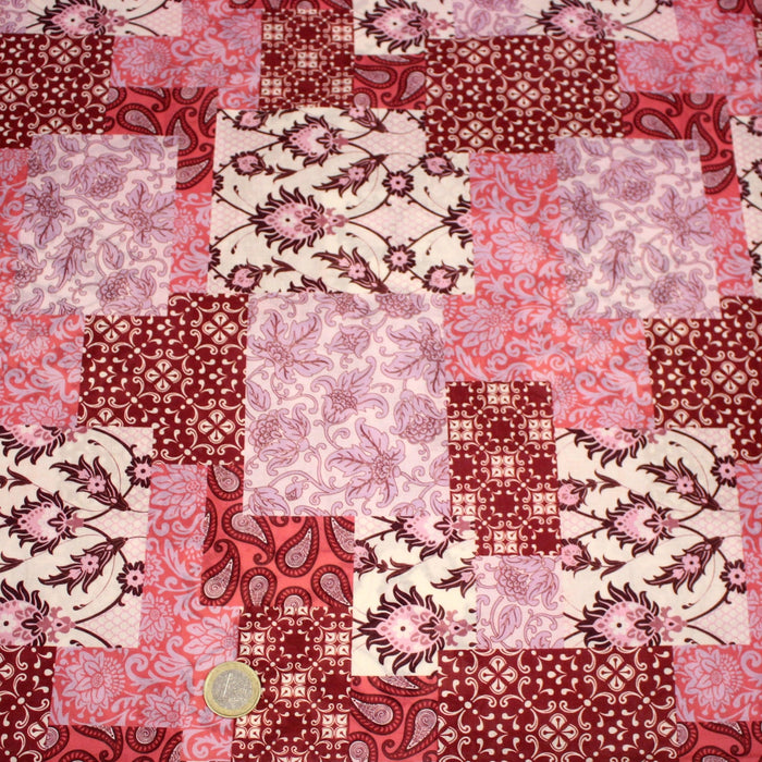Tissu coton fin imprimé INDIENNES, patchwork rose de motifs floraux et arabesques - STANDARD 100 OEKO - TEX - TissusPapi.com
