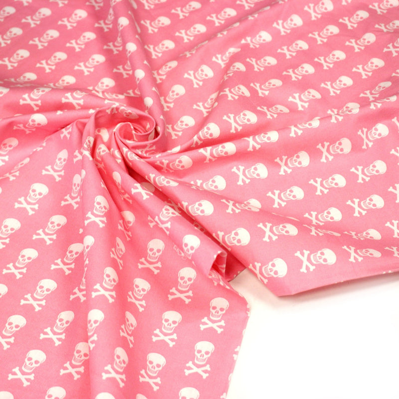 Tissu popeline coton enfant, les têtes de pirate blanc, fond rose - TissusPapi.com