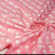 Tissu popeline coton enfant, les têtes de pirate blanc, fond rose - TissusPapi.com
