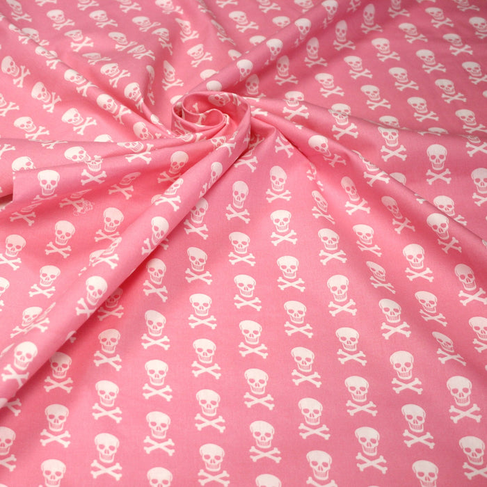 Tissu popeline coton enfant, les têtes de pirate blanc, fond rose - TissusPapi.com