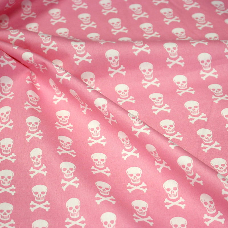 Tissu popeline coton enfant, les têtes de pirate blanc, fond rose - TissusPapi.com