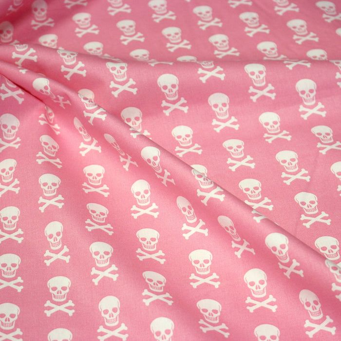 Tissu popeline coton enfant, les têtes de pirate blanc, fond rose - TissusPapi.com