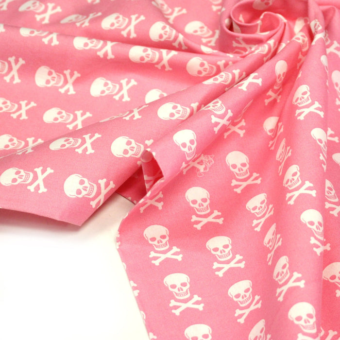 Tissu popeline coton enfant, les têtes de pirate blanc, fond rose - TissusPapi.com
