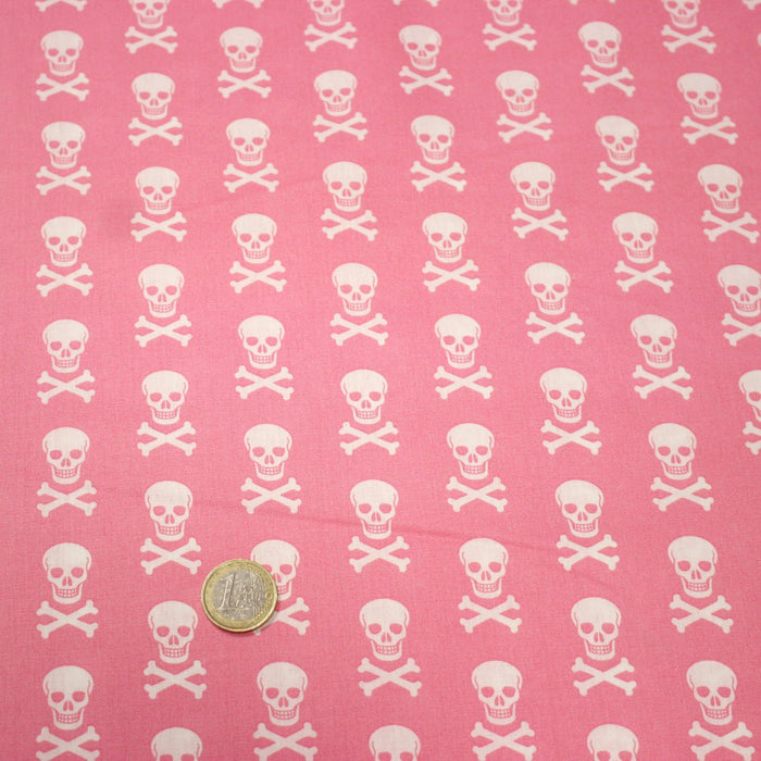 Tissu popeline coton enfant, les têtes de pirate blanc, fond rose - TissusPapi.com