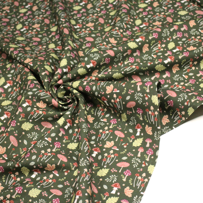 Tissu cotonnade, vert anglais aux champignons et feuilles multicolores, collection AUTOMNE - STANDARD 100 OEKO-TEX