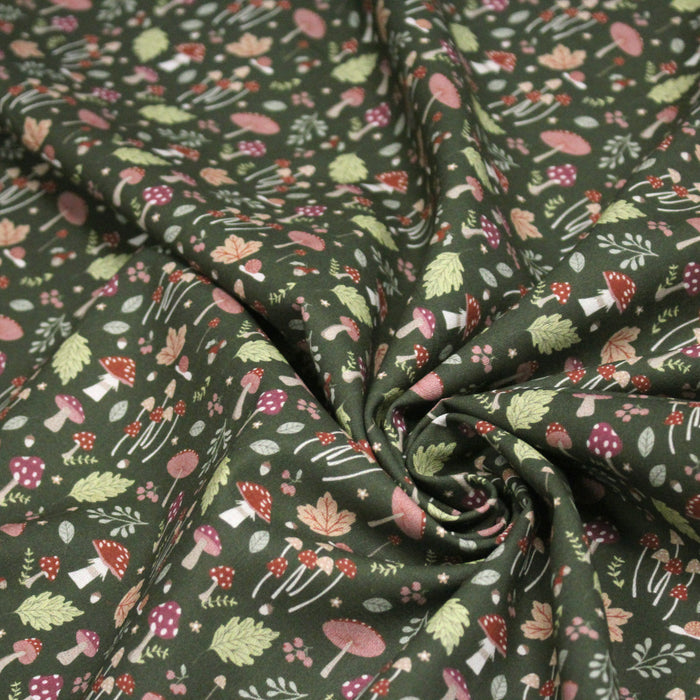 Tissu cotonnade, vert anglais aux champignons et feuilles multicolores, collection AUTOMNE - STANDARD 100 OEKO-TEX