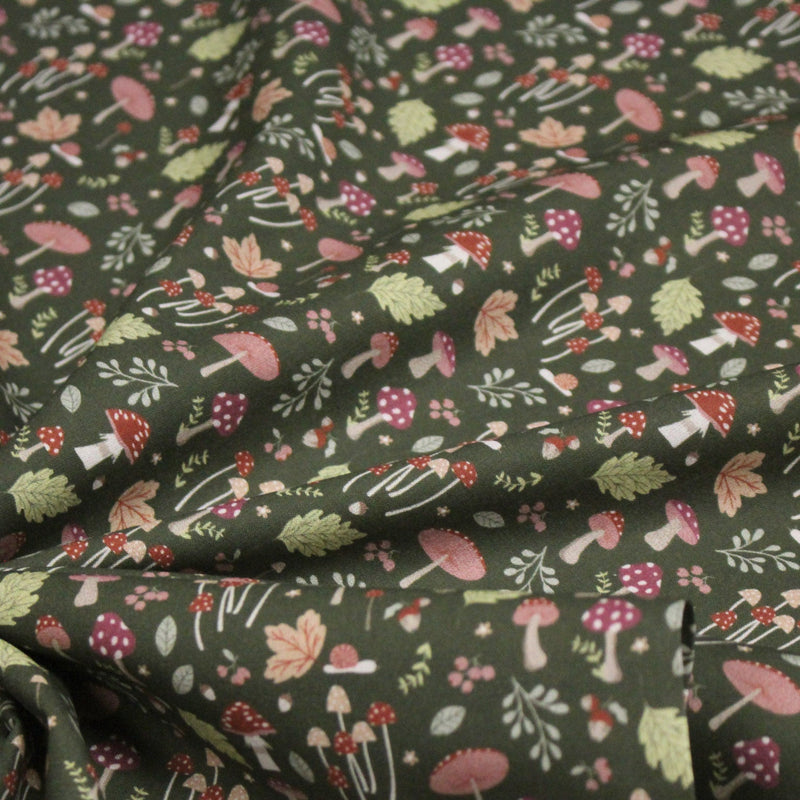 Tissu cotonnade, vert anglais aux champignons et feuilles multicolores, collection AUTOMNE - STANDARD 100 OEKO - TEX - TissusPapi.com