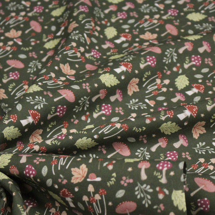 Tissu cotonnade, vert anglais aux champignons et feuilles multicolores, collection AUTOMNE - STANDARD 100 OEKO-TEX