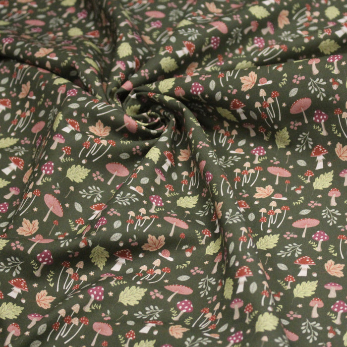 Tissu cotonnade, vert anglais aux champignons et feuilles multicolores, collection AUTOMNE - STANDARD 100 OEKO-TEX