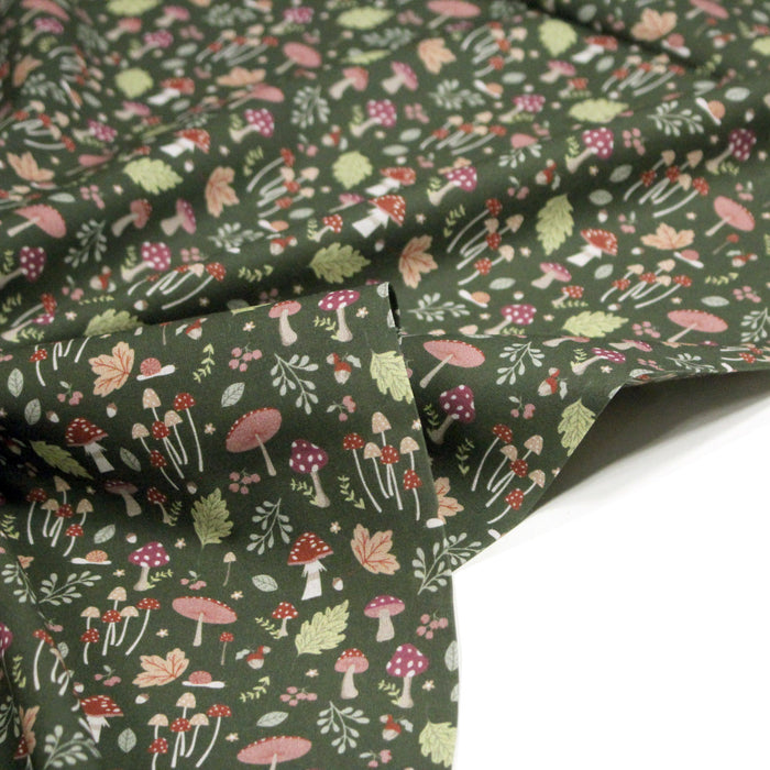 Tissu cotonnade, vert anglais aux champignons et feuilles multicolores, collection AUTOMNE - STANDARD 100 OEKO-TEX