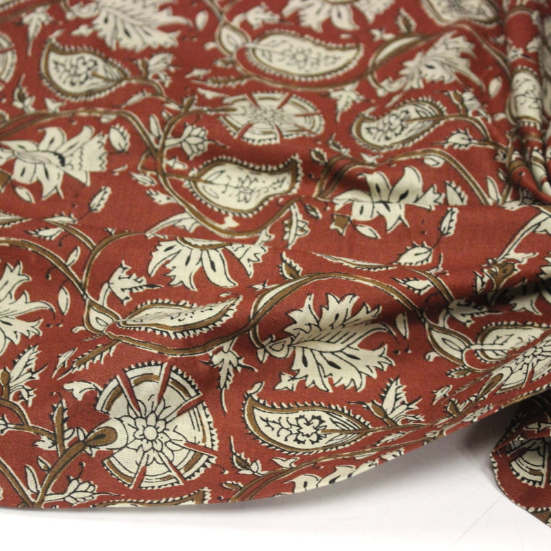 Tissu coton fin imprimé INDIENNES rouge aux fleurs traditionnelles indiennes ocres et écrues - TissusPapi.com