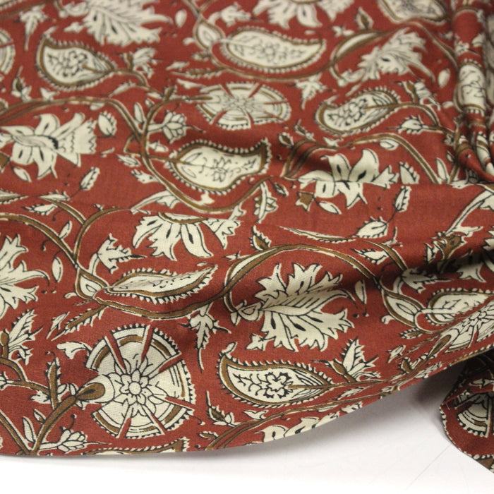 Tissu coton fin imprimé INDIENNES rouge aux fleurs traditionnelles indiennes ocres et écrues - TissusPapi.com