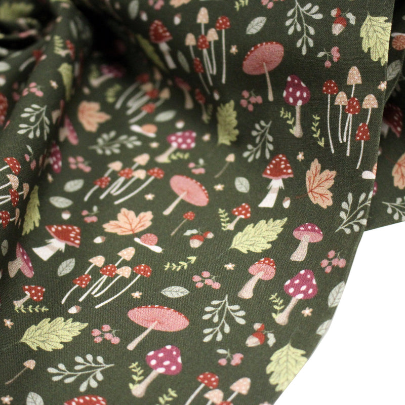 Tissu cotonnade, vert anglais aux champignons et feuilles multicolores, collection AUTOMNE - STANDARD 100 OEKO - TEX - TissusPapi.com
