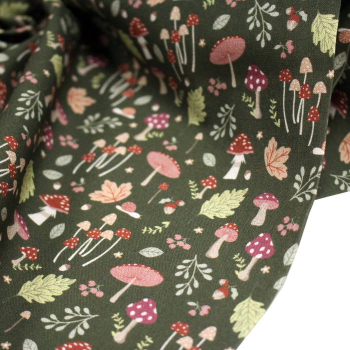 Tissu cotonnade, vert anglais aux champignons et feuilles multicolores, collection AUTOMNE - STANDARD 100 OEKO-TEX