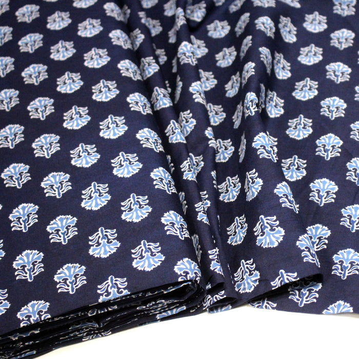 Tissu coton fin imprimé INDIENNES, bleu marine aux fleurs blanches et bleues  - STANDARD 100 OEKO-TEX
