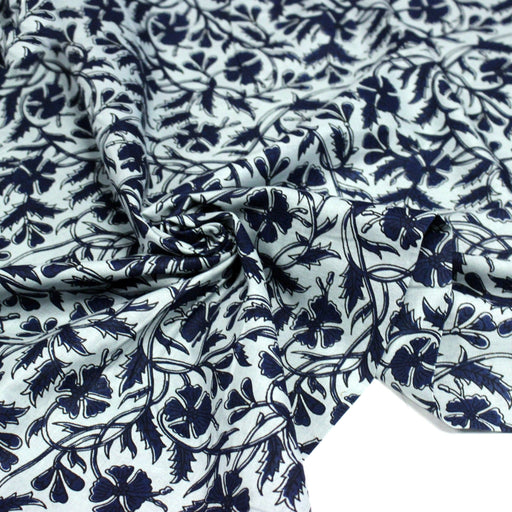 Tissu coton fin imprimé INDIENNE bleu ciel aux fleurs traditionnelles indiennes bleu Prusse - TissusPapi.com