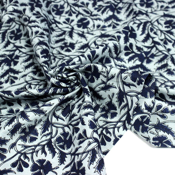 Tissu coton fin imprimé INDIENNE bleu ciel aux fleurs traditionnelles indiennes bleu Prusse - TissusPapi.com