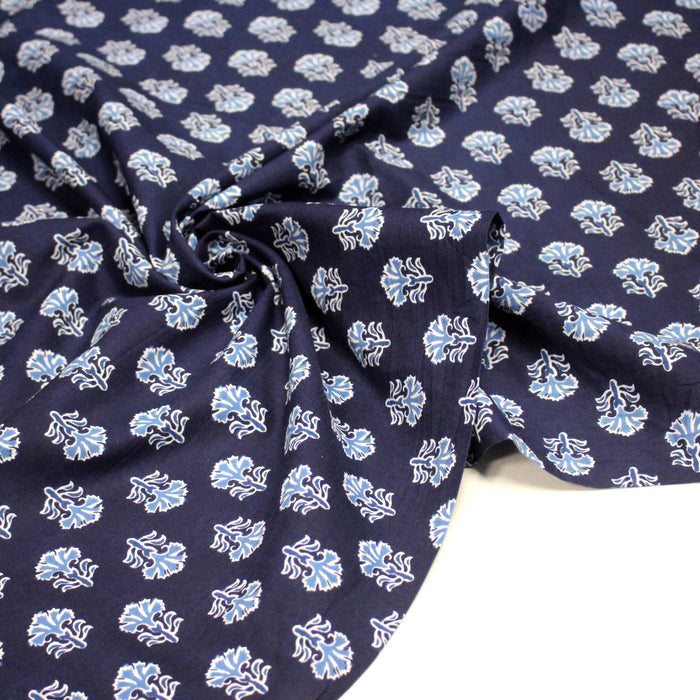 Tissu coton fin imprimé INDIENNES, bleu marine aux fleurs blanches et bleues  - STANDARD 100 OEKO-TEX