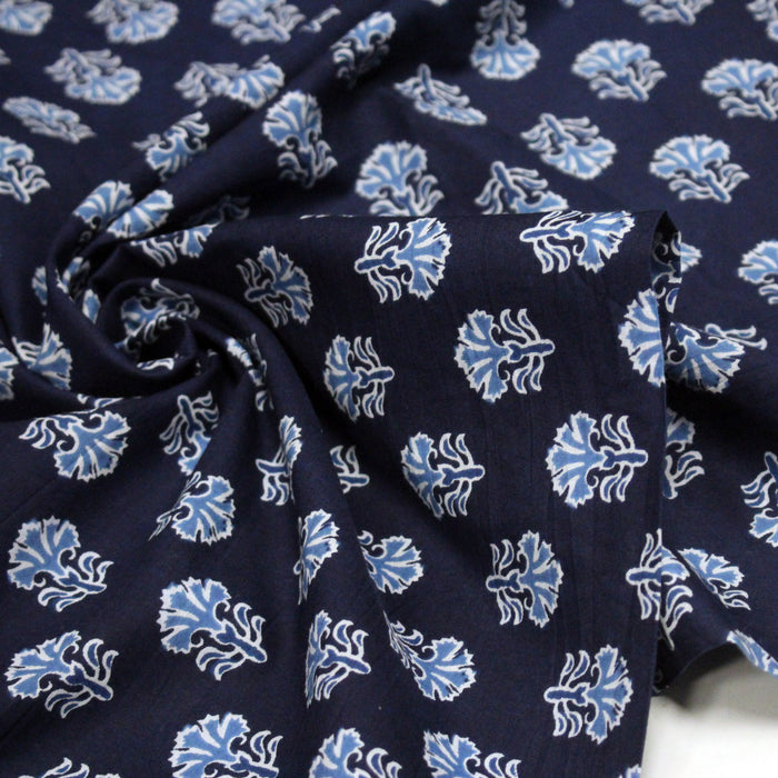 Tissu coton fin imprimé INDIENNES, bleu marine aux fleurs blanches et bleues  - STANDARD 100 OEKO-TEX