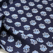Tissu coton fin imprimé INDIENNES, bleu marine aux fleurs blanches et bleues - STANDARD 100 OEKO - TEX - TissusPapi.com