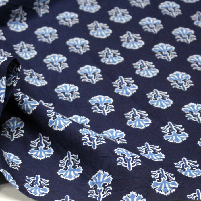 Tissu coton fin imprimé INDIENNES, bleu marine aux fleurs blanches et bleues  - STANDARD 100 OEKO-TEX