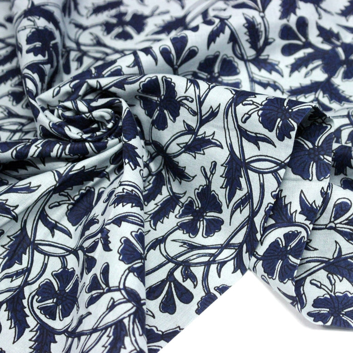 Tissu coton fin imprimé INDIENNE bleu ciel aux fleurs traditionnelles indiennes bleu Prusse - TissusPapi.com