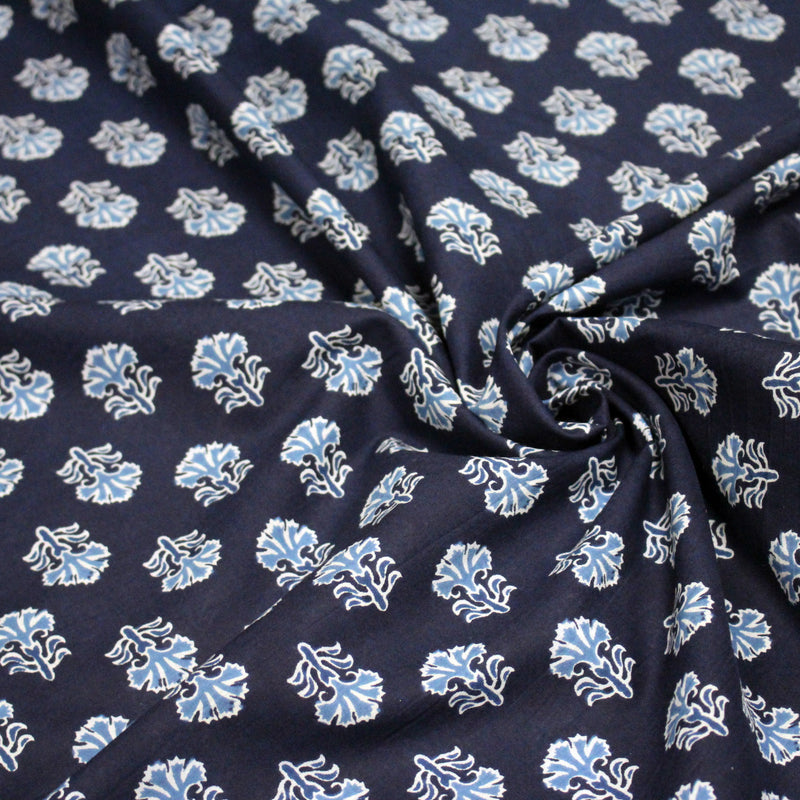 Tissu coton fin imprimé INDIENNES, bleu marine aux fleurs blanches et bleues - STANDARD 100 OEKO - TEX - TissusPapi.com