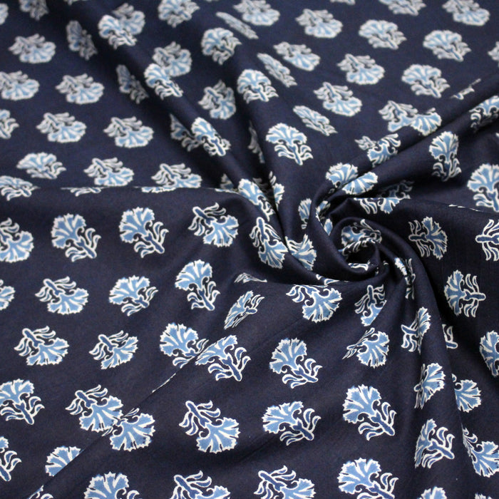 Tissu coton fin imprimé INDIENNES, bleu marine aux fleurs blanches et bleues  - STANDARD 100 OEKO-TEX