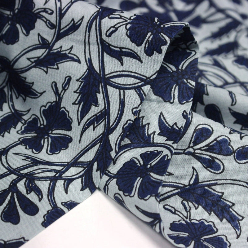 Tissu coton fin imprimé INDIENNE bleu ciel aux fleurs traditionnelles indiennes bleu Prusse - TissusPapi.com