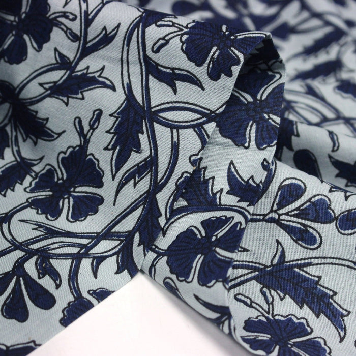 Tissu coton fin imprimé INDIENNE bleu ciel aux fleurs traditionnelles indiennes bleu Prusse - TissusPapi.com