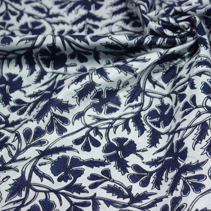 Tissu coton fin imprimé INDIENNE bleu ciel aux fleurs traditionnelles indiennes bleu Prusse - TissusPapi.com