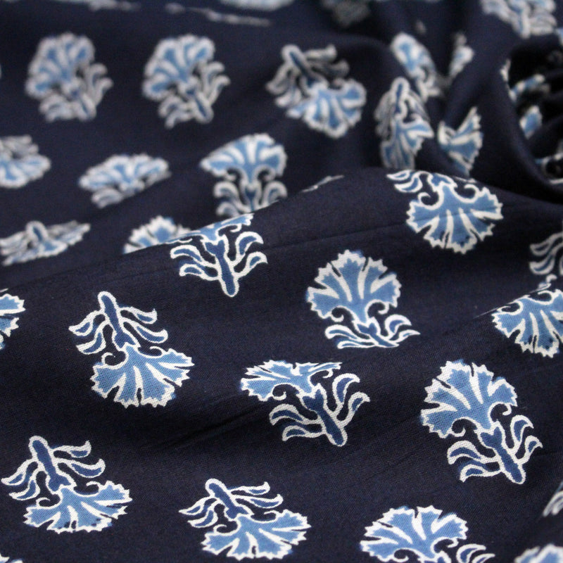 Tissu coton fin imprimé INDIENNES, bleu marine aux fleurs blanches et bleues - STANDARD 100 OEKO - TEX - TissusPapi.com