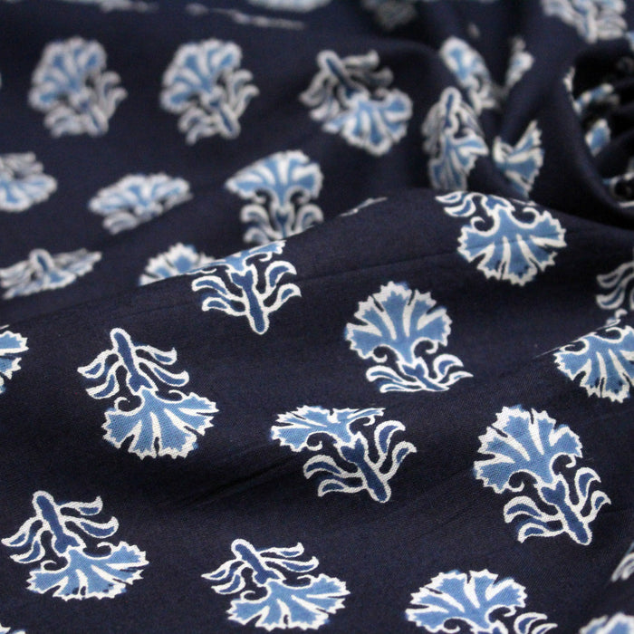 Tissu coton fin imprimé INDIENNES, bleu marine aux fleurs blanches et bleues  - STANDARD 100 OEKO-TEX