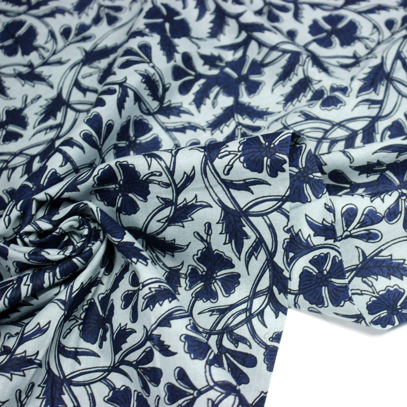 Tissu coton fin imprimé INDIENNE bleu ciel aux fleurs traditionnelles indiennes bleu Prusse - TissusPapi.com