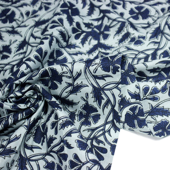 Tissu coton fin imprimé INDIENNE bleu ciel aux fleurs traditionnelles indiennes bleu Prusse - TissusPapi.com