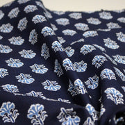 Tissu coton fin imprimé INDIENNES, bleu marine aux fleurs blanches et bleues - STANDARD 100 OEKO - TEX - TissusPapi.com