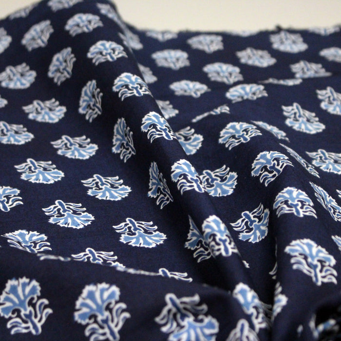 Tissu coton fin imprimé INDIENNES, bleu marine aux fleurs blanches et bleues  - STANDARD 100 OEKO-TEX