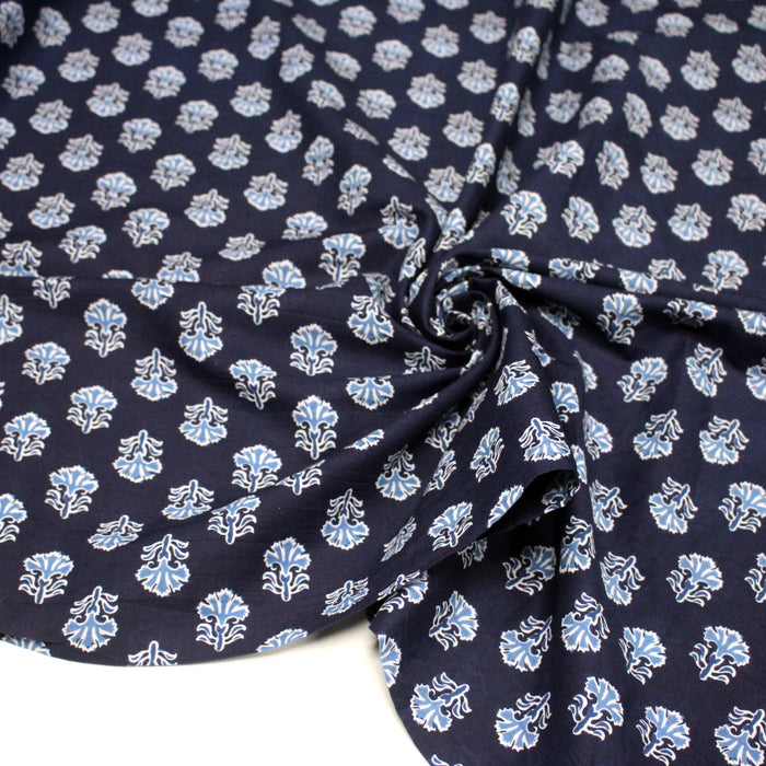 Tissu coton fin imprimé INDIENNES, bleu marine aux fleurs blanches et bleues  - STANDARD 100 OEKO-TEX