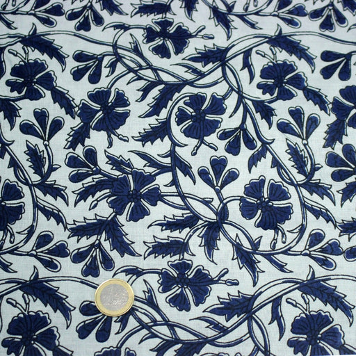 Tissu coton fin imprimé INDIENNE bleu ciel aux fleurs traditionnelles indiennes bleu Prusse - TissusPapi.com