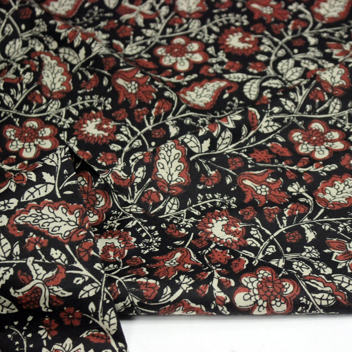 Tissu coton fin imprimé INDIENNES noir aux fleurs traditionnelles indiennes rouges et écrues - TissusPapi.com