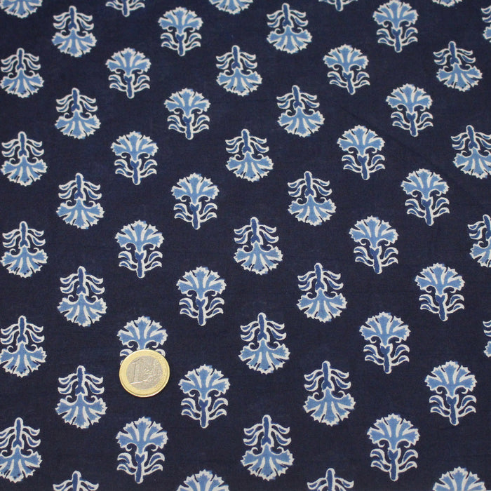 Tissu coton fin imprimé INDIENNES, bleu marine aux fleurs blanches et bleues  - STANDARD 100 OEKO-TEX