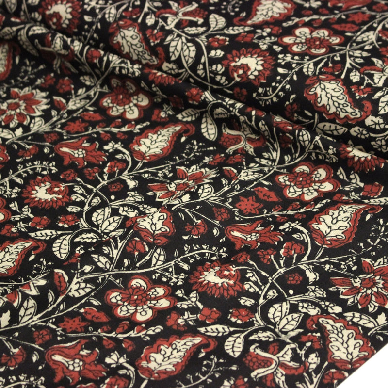 Tissu coton fin imprimé INDIENNES noir aux fleurs traditionnelles indiennes rouges et écrues - TissusPapi.com