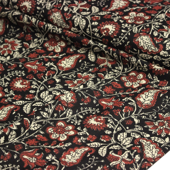 Tissu coton fin imprimé INDIENNES noir aux fleurs traditionnelles indiennes rouges et écrues - TissusPapi.com