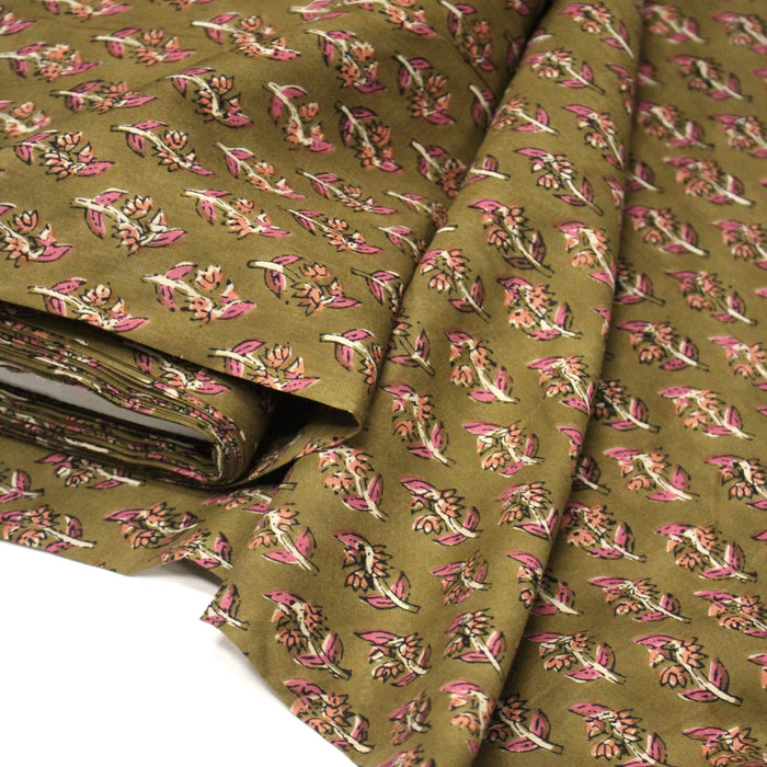 Tissu coton fin imprimé INDIENNES, ocre aux fleurs roses – STANDARD 100 OEKO-TEX