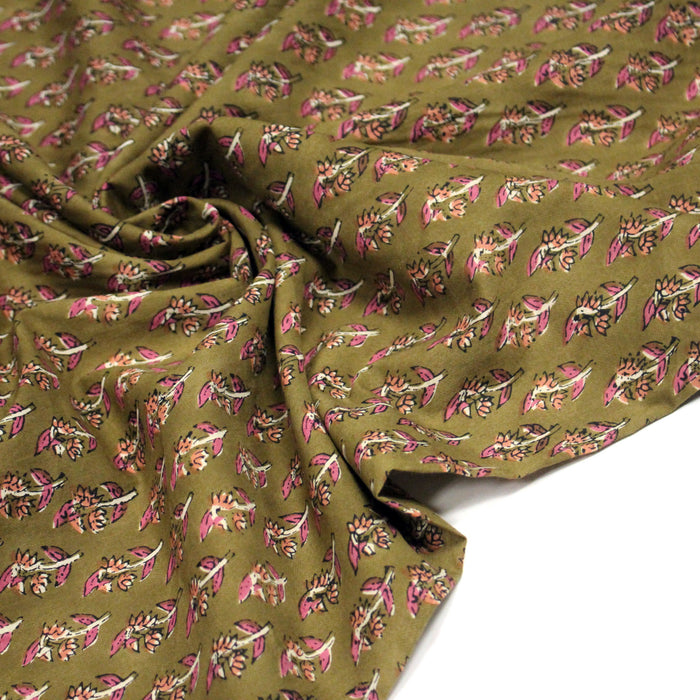 Tissu coton fin imprimé INDIENNES, ocre aux fleurs roses – STANDARD 100 OEKO-TEX