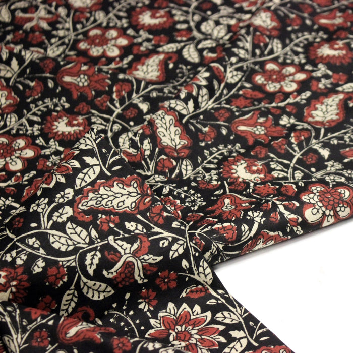 Tissu coton fin imprimé INDIENNES noir aux fleurs traditionnelles indiennes rouges et écrues - TissusPapi.com