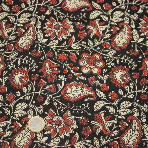 Tissu coton fin imprimé INDIENNES noir aux fleurs traditionnelles indiennes rouges et écrues - TissusPapi.com