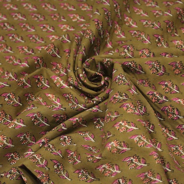 Tissu coton fin imprimé INDIENNES, ocre aux fleurs roses – STANDARD 100 OEKO-TEX