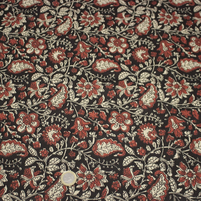 Tissu coton fin imprimé INDIENNES noir aux fleurs traditionnelles indiennes rouges et écrues - TissusPapi.com