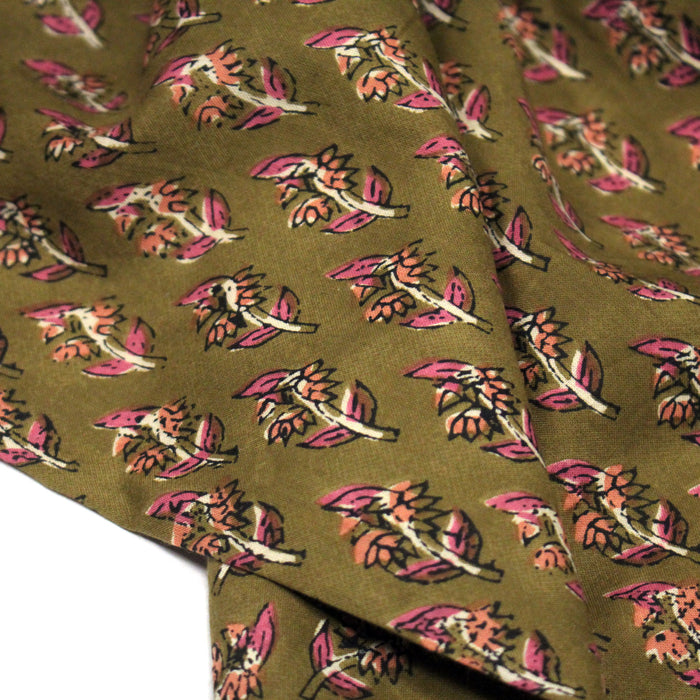 Tissu coton fin imprimé INDIENNES, ocre aux fleurs roses – STANDARD 100 OEKO-TEX
